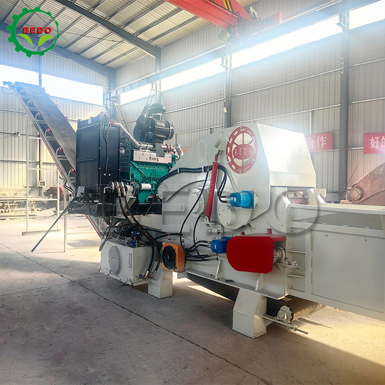 Voertransportband 235HP Hydraulische motor Houtversnipperaar Machine 700x400mm Inlaattrommeltype Industriële ontvezelmachine