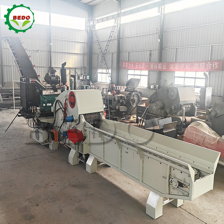 Aanpasbare hydraulische motorvoertuigvoertuig Houtversnippermachine CE-gecertificeerde industriële trommel versnipper
