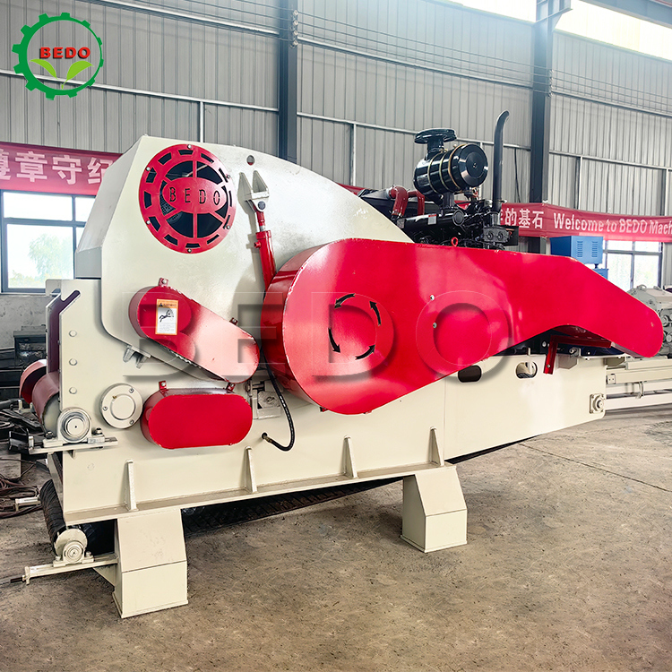 CE-gecertificeerde 25-35 mm chip-hydraulische houten chipper-machine Lange voertransportband Industriële trommelontvezelmachine