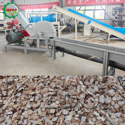 37 kW bosbouw houtsplintermachine met voerconveyor produceert 25-35mm chips