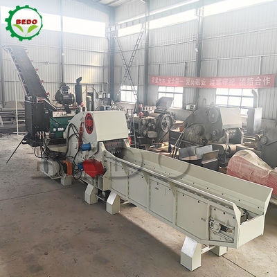 Aanpasbare hydraulische motorvoertuigvoertuig Houtversnippermachine CE-gecertificeerde industriële trommel versnipper
